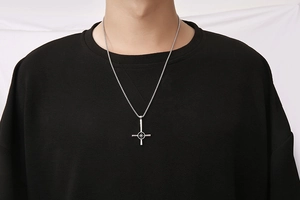 Dettaglio della collana gotica in acciaio inossidabile con croce rovesciata e stella