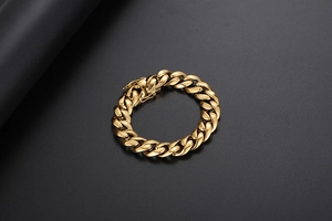 Détail du bracelet gourmette en or poli avec fermoir de sécurité à pression latérale