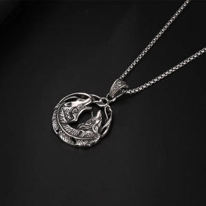 Collier rétro en acier inoxydable avec pendentif double loup et détails de plumes