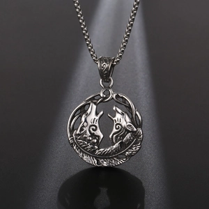 Pendentif vintage en acier titane double loup avec plumes sur une chaîne à maillons