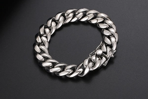 Détail d'un bracelet gourmette en acier titane argenté avec fermoir de sécurité robuste