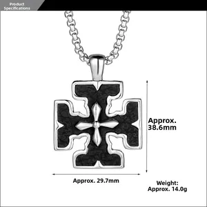 Dettaglio pendente a croce in acciaio con trama nera, dimensioni 38,6mm per 29,7mm