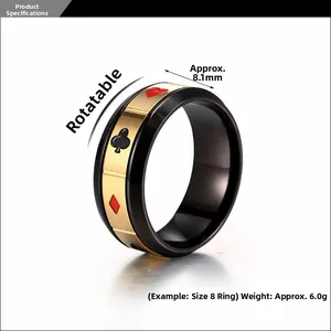 Gros plan sur une bague rotative pour hommes avec motifs de poker dorés sur anneau noir