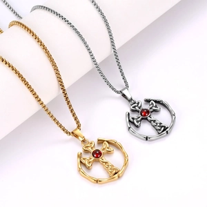 Collana con Pendente a Croce in Acciaio al Titanio Gothic Rock da Uomo Nodo Celtico Retrò Strass Rosso Tondo Gioielli