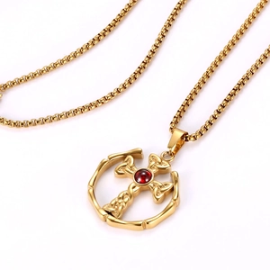 Collana con croce gotica in acciaio al titanio con diamante rosso e anello celtico