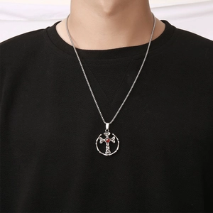 Collana con croce celtica in acciaio al titanio da uomo con cristallo rosso su modello