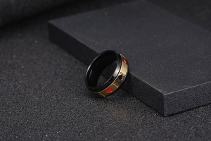 Détail de la bague poker hip-hop avec motifs cœurs rouges et piques noirs plaqués or