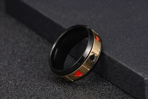 Gros plan d'une bague hip-hop pour homme avec motifs de poker et placage noir et or