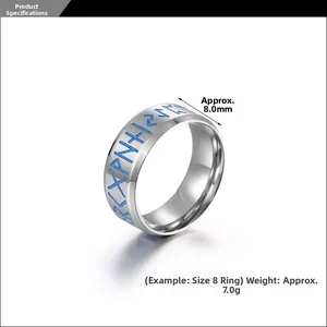 Dettaglio macro dell'anello in acciaio al titanio da 8mm con rune incise in blu