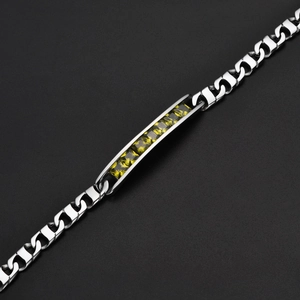 Détail d'un bracelet de motard en acier titane argenté avec cinq pierres jaunes carrées