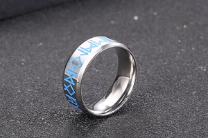 Dettaglio dell'anello in acciaio al titanio con incisioni di rune blu su sfondo nero