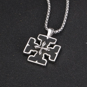 Collana con croce da uomo in acciaio al titanio con inserto in carbonio nero e catena