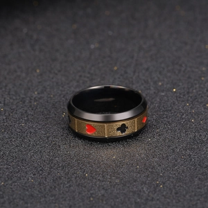 Bague de jeu de cartes en noir poli et or mat avec motifs de cœur et trèfle