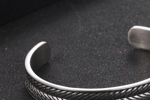Makroaufnahme des Herren Vintage-Manschettenarmbandes mit Weizenmuster und Silberfinish