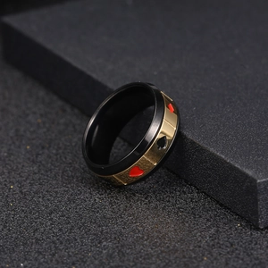 Bague poker hip hop pour homme en acier noir et doré avec motifs de pique et de coeur