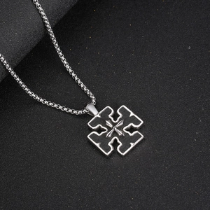 Collana da uomo con croce in acciaio al titanio, intarsio nero e catena a perle quadrate