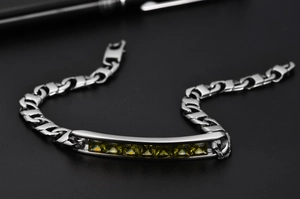 Détail du bracelet en acier titane pour homme avec pierres vertes et maille gourmette