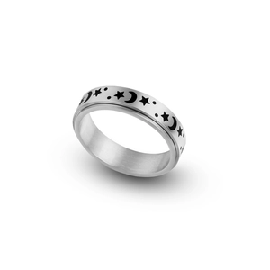 Makroaufnahme des silbernen Drehbaren Ringes mit gravierten schwarzen Stern- und Mondmotiven