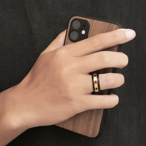 Bague motifs poker noir et or portée à la main pour homme style hip-hop