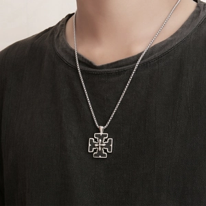 Collana con ciondolo a croce in acciaio al titanio da uomo con catena box su t-shirt nera