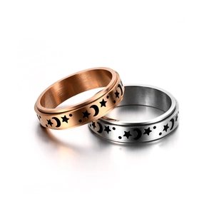 Details von Ringen aus Edelstahl in Roségold und Silber mit Stern- und Mond-Hohlmustern