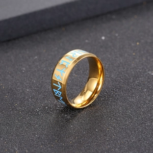 Anello in titanio dorato lucido con incisioni runiche blu visto di profilo