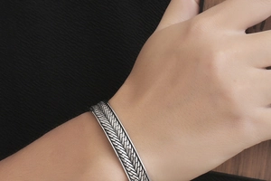 Detailansicht der Vintage-Silber-Weizenmuster-Gravur auf einem Herren-Cuff-Armband