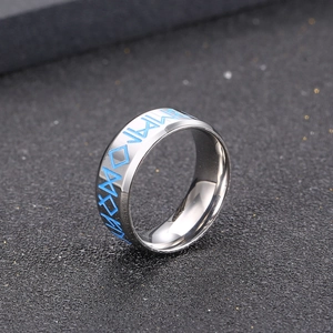 Anello nordico in acciaio al titanio con rune vichinghe blu e finitura a specchio