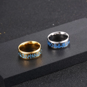 Anelli vichinghi bicolore in acciaio al titanio con rune blu su sfondo nero