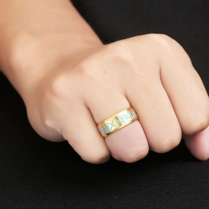 Anello in acciaio al titanio dorato lucido con simboli runici blu chiaro per uomo