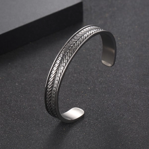 Retro C-Form Herrenarmband mit Weizenähren-Gravur in mattem Gunmetal-Finish