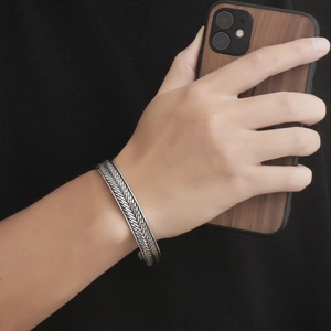 Retro C-förmiges Manschettenarmband mit Weizenkorn-Textur im Vintage-Silber-Finish für Herren