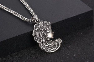 Gros plan d'un pendentif Méduse vintage en acier titane avec des détails fins et chaîne