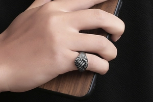 Gros plan sur la bague gothique poignée de main en acier oxydé aux détails précis