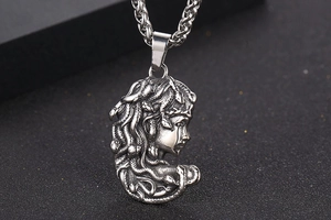 Vue macro du pendentif relief Méduse rétro avec cheveux serpent et chaîne blé