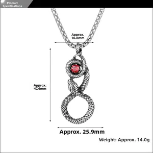 Détail macro du pendentif serpent rétro avec pierre rouge et dimensions 47,6mm x 25,9mm