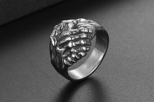 Détail macro de la bague poignée de main gothique en acier avec fini vintage oxydé