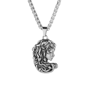 Collier Pendentif Tête de Méduse Vintage pour Hommes Femmes en Acier Inoxydable Poli Portrait Mythologique Relief Bijoux Rétro