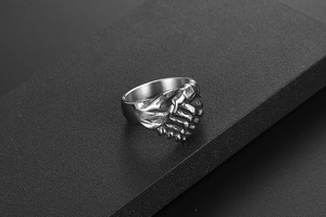 Détail macro d'une bague mains serrées de style rétro en acier au titane