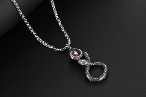 Détail macro du collier pendentif serpent rétro avec gemme rouge et écailles