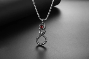Gros plan du pendentif œil de serpent rétro avec cristal rouge et écailles texturées