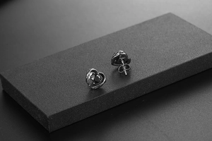 Detailansicht herzförmiger Titan-Ohrstecker mit schwarzem Zirkonia im Gothic-Stil