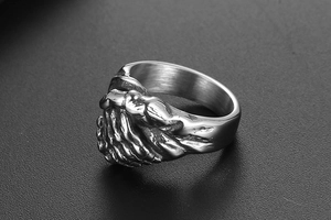 Détail d'une bague rétro en acier inoxydable avec texture 3D et finition argent gothique