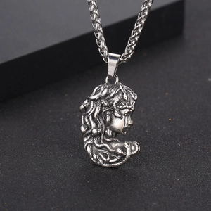 Pendentif Méduse rétro en acier inoxydable avec détails de texture de cheveux de serpent