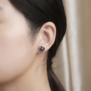 Nahaufnahme gotischer Herz-Ohrstecker mit schwarzem Zirkon für einen modischen Look