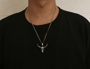 Collier pendentif tête de boeuf punk pour homme avec turquoise bleue et chaîne bicolore