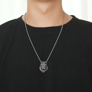 Retro titanium steel wolf head skull pendant necklace for men with vintage punk style