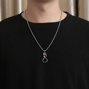 Collier rétro œil de serpent en acier titane avec pendentif infini et cristal rouge