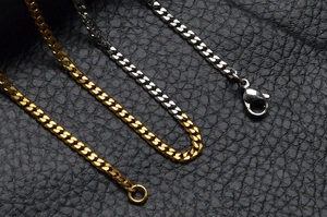 Détail du collier chaîne cubaine bicolore or et argent en acier titane avec fermoir homard