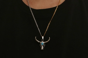 Détail du collier tête de taureau vintage avec pierre turquoise bleue sur un mannequin